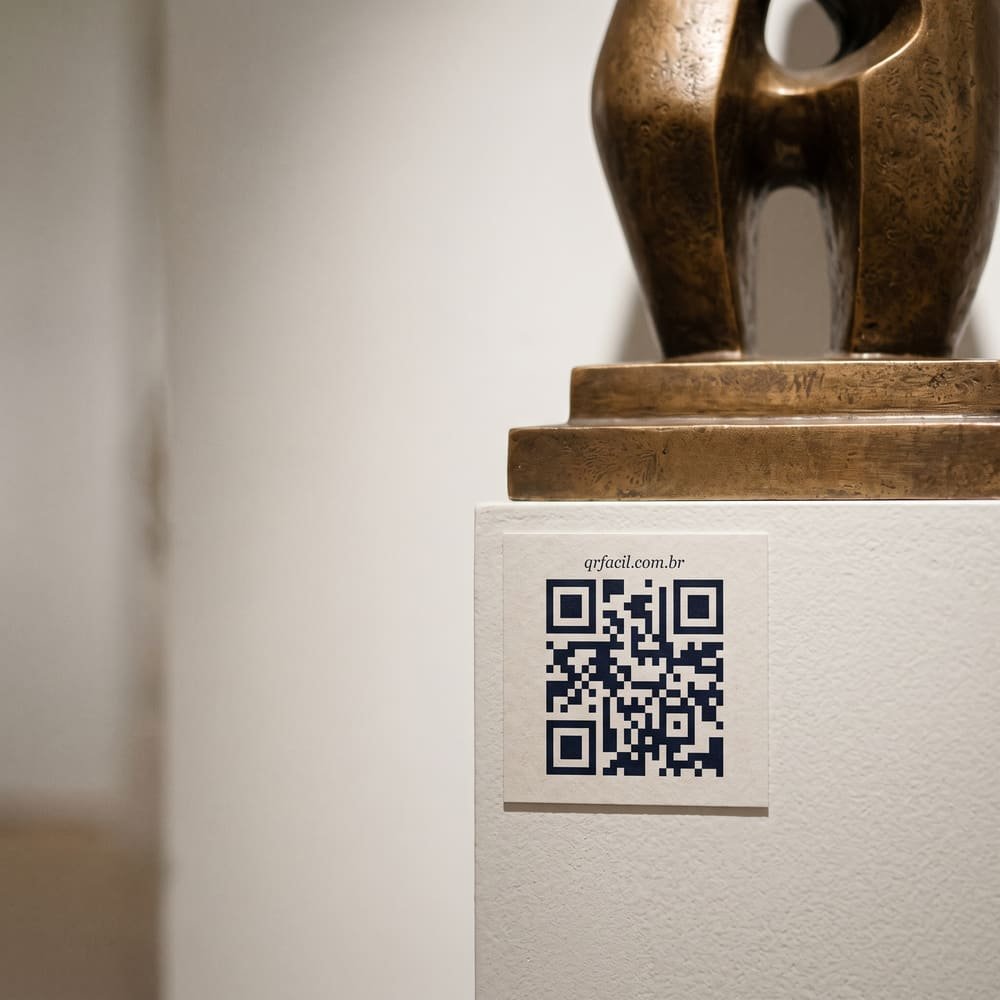 Etiqueta com QR Code de texto colada em uma peça de museu qrfacil
